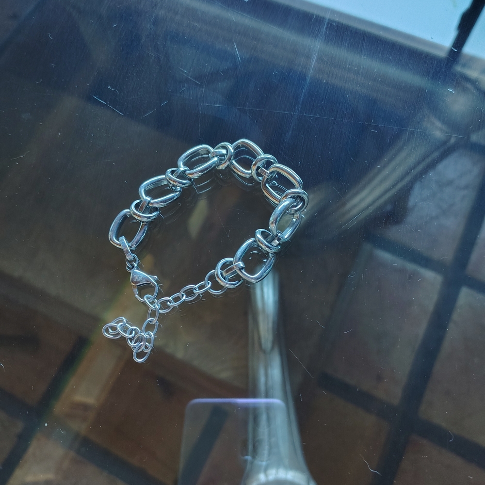 Elegant Silver Chain Bracelet - Picture 3 of 3
